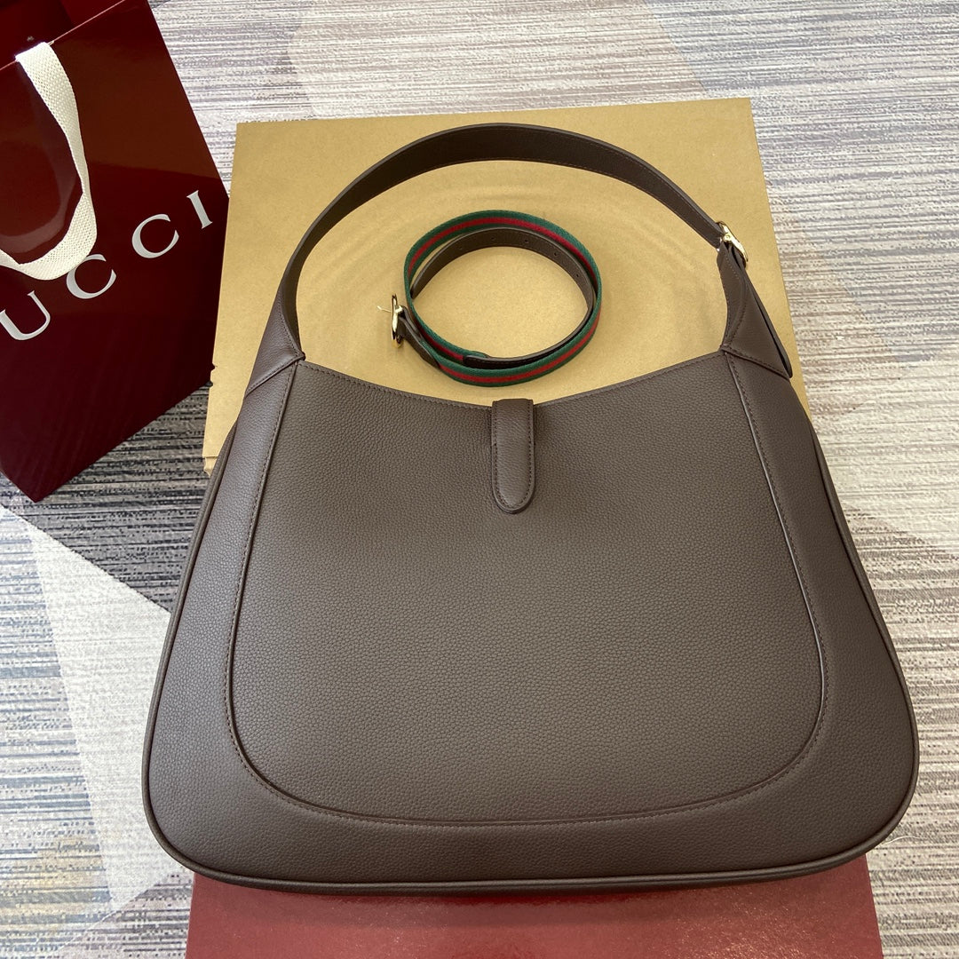 Grand sac bandoulière Jackie 40 en cuir de veau marron, matériel doré