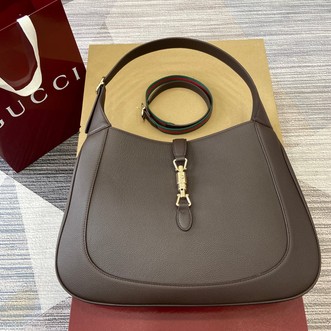 BOLSO DE HOMBRO GRANDE JACKIE 40 EN PIEL DE BECERRO MARRÓN CON HERRAJES DORADOS