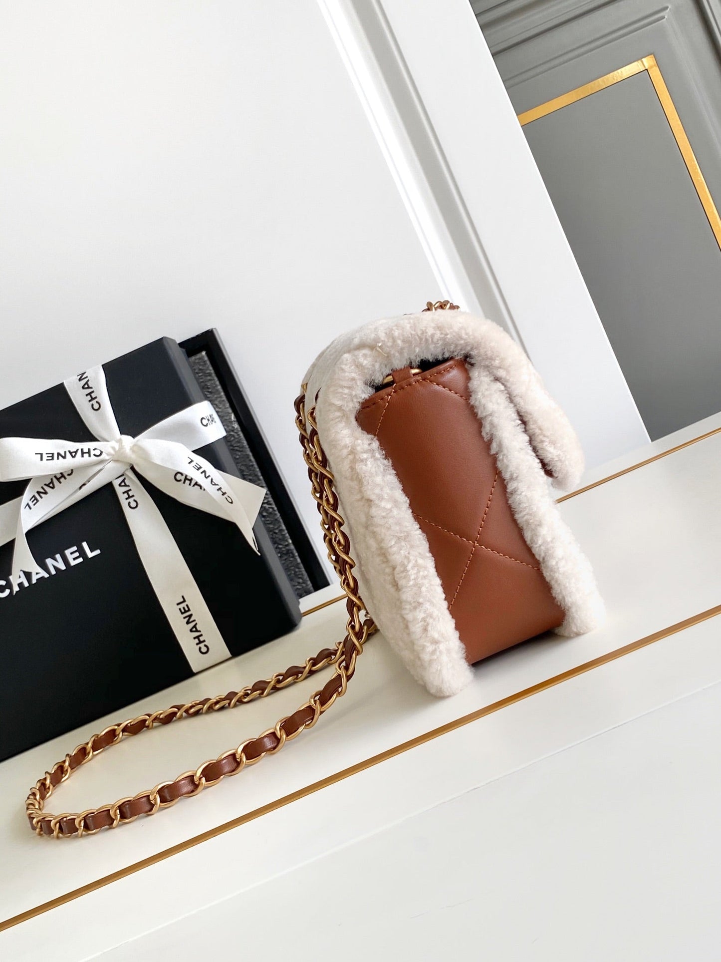 Bolso pequeño con solapa de 23 cm, piel de cordero sherling blanca y marrón, herrajes dorados
