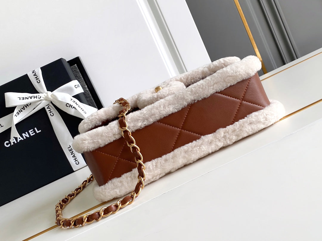 Bolso pequeño con solapa de 23 cm, piel de cordero sherling blanca y marrón, herrajes dorados