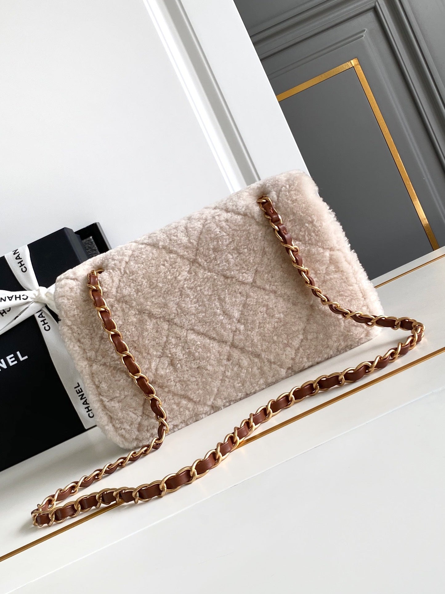 Bolso pequeño con solapa de 23 cm, piel de cordero sherling blanca y marrón, herrajes dorados