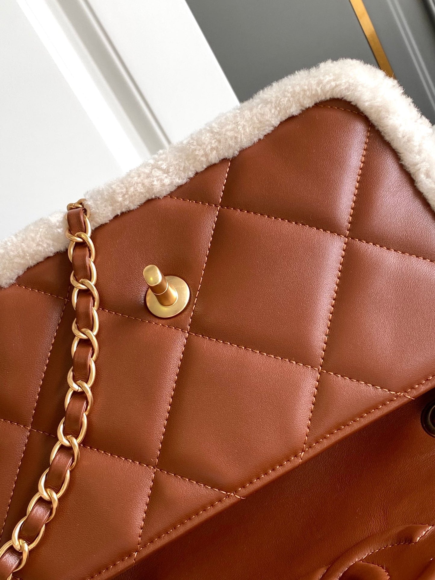 Bolso pequeño con solapa de 23 cm, piel de cordero sherling blanca y marrón, herrajes dorados