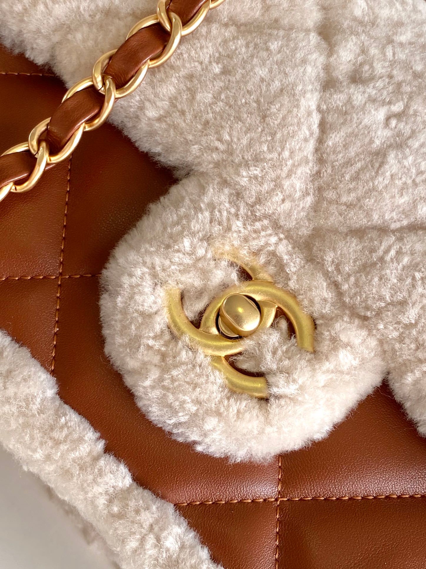 Bolso pequeño con solapa de 23 cm, piel de cordero sherling blanca y marrón, herrajes dorados