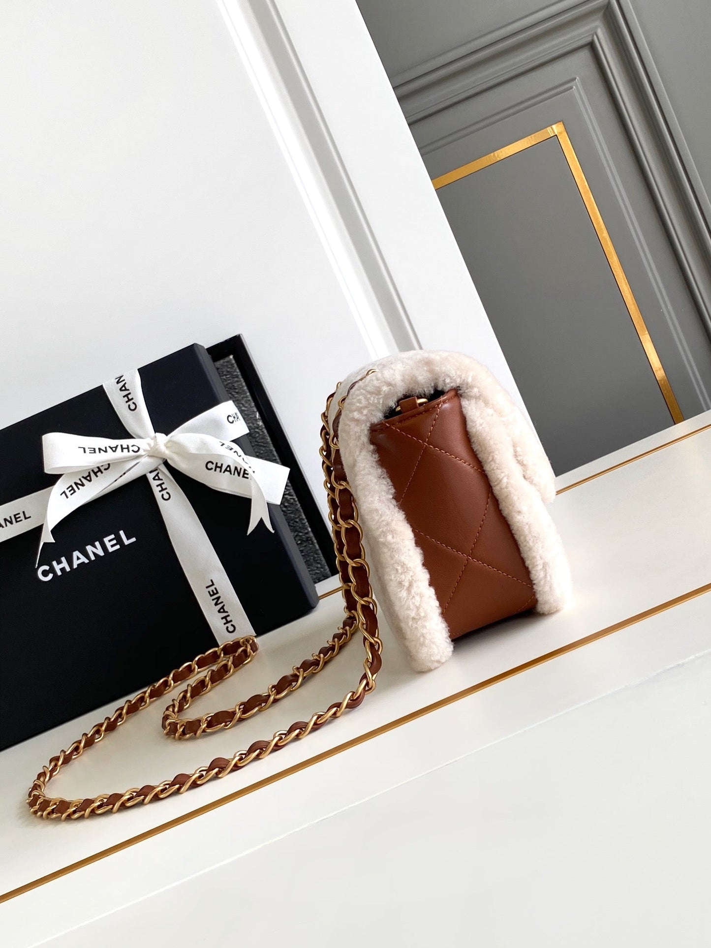 Bolso mini con solapa de 18 cm, piel de cordero sherling blanca y marrón, herrajes dorados