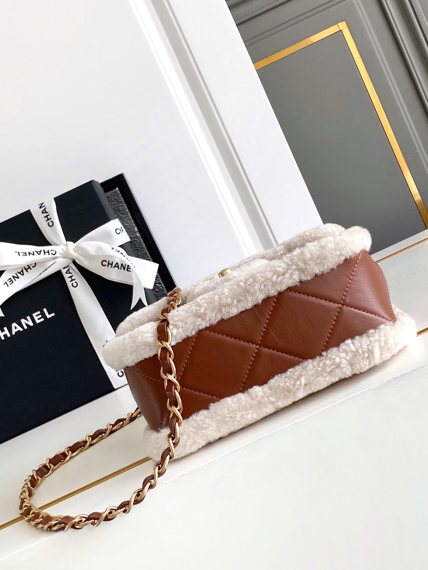 Bolso mini con solapa de 18 cm, piel de cordero sherling blanca y marrón, herrajes dorados
