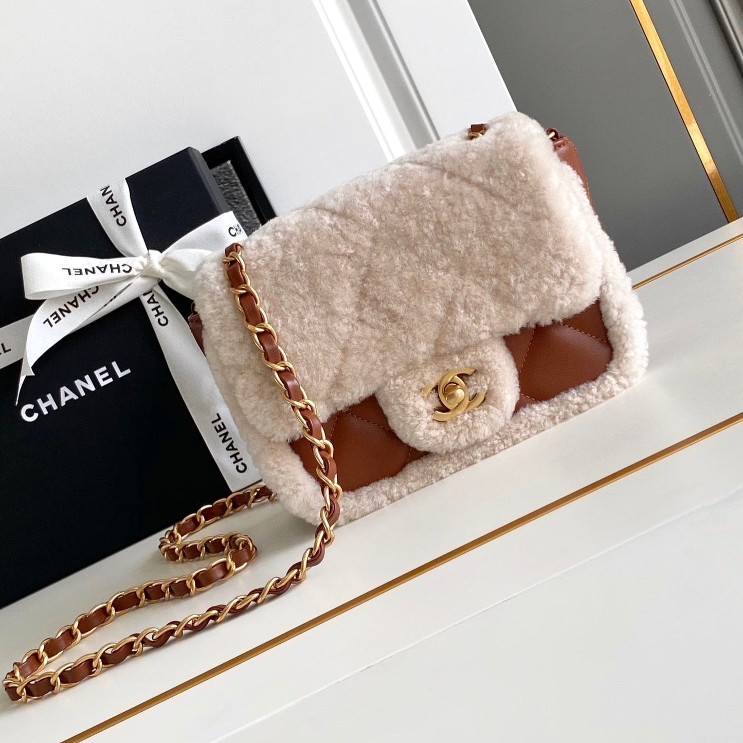 Bolso mini con solapa de 18 cm, piel de cordero sherling blanca y marrón, herrajes dorados