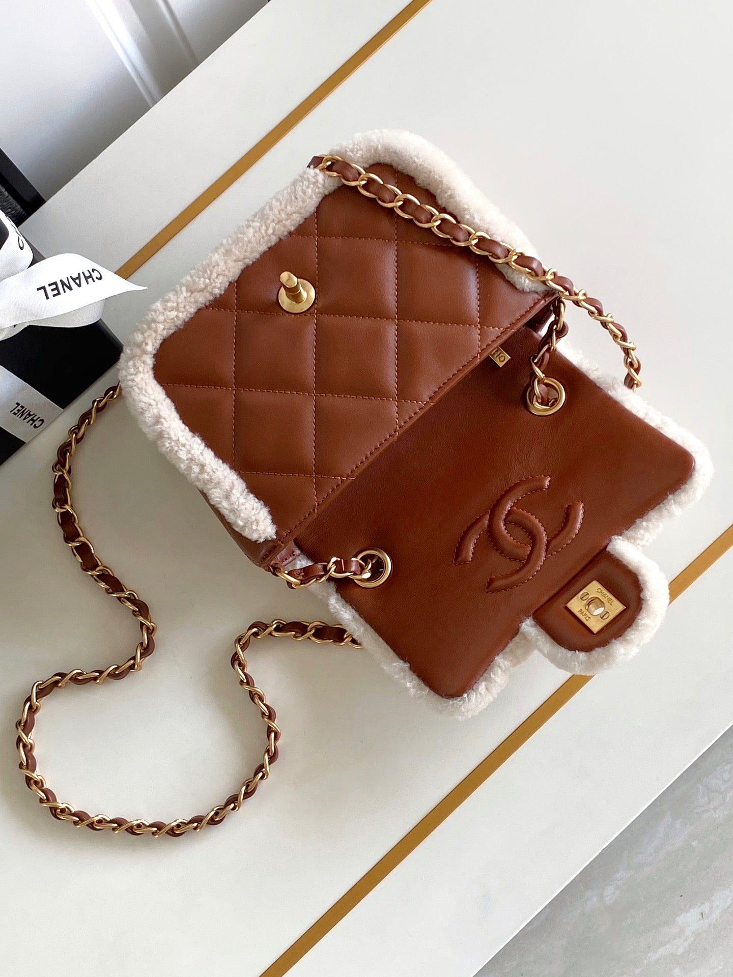 Bolso mini con solapa de 18 cm, piel de cordero sherling blanca y marrón, herrajes dorados