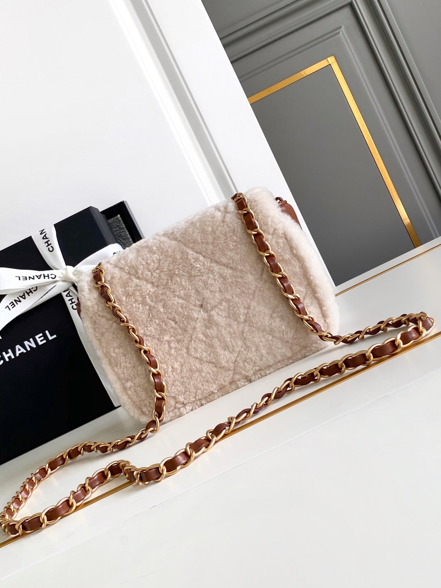 Bolso mini con solapa de 18 cm, piel de cordero sherling blanca y marrón, herrajes dorados