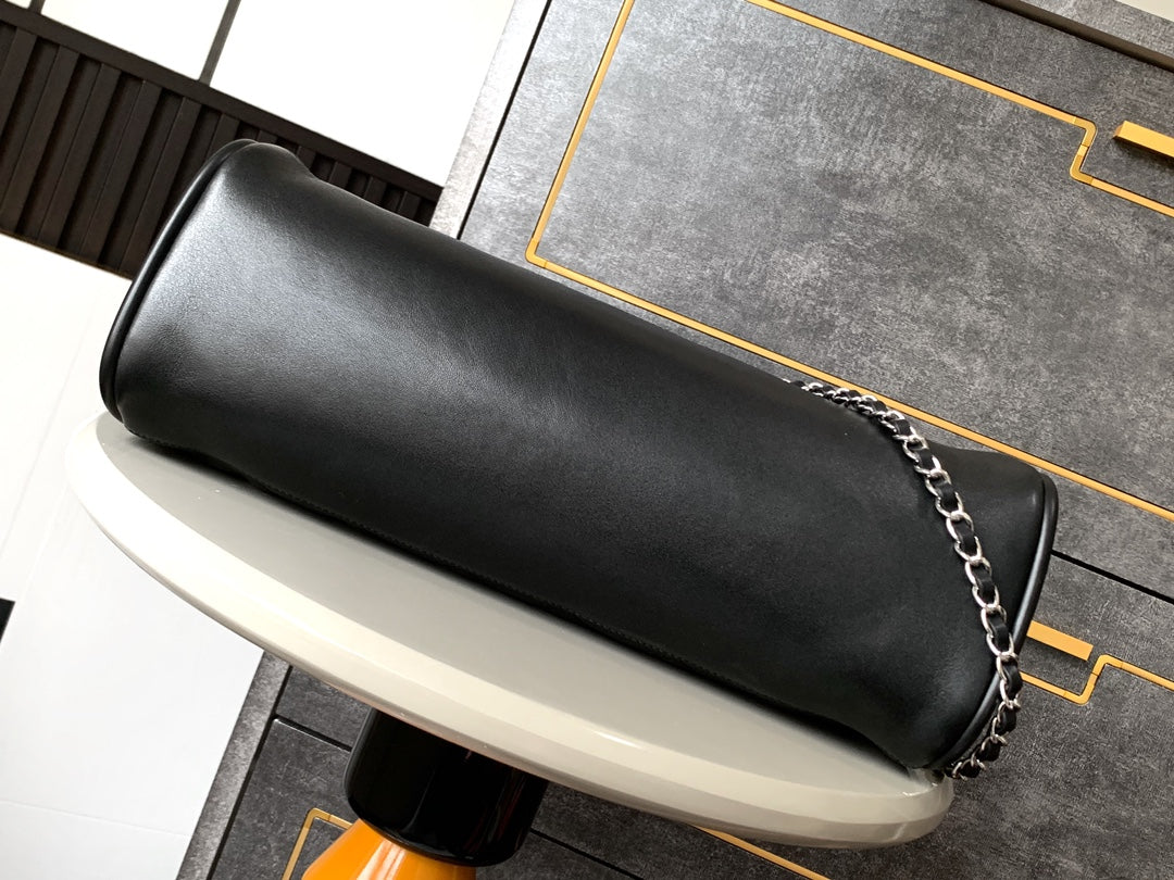 Bolso Hobo Vintage CC de 40 cm de piel de cordero negra con herrajes plateados