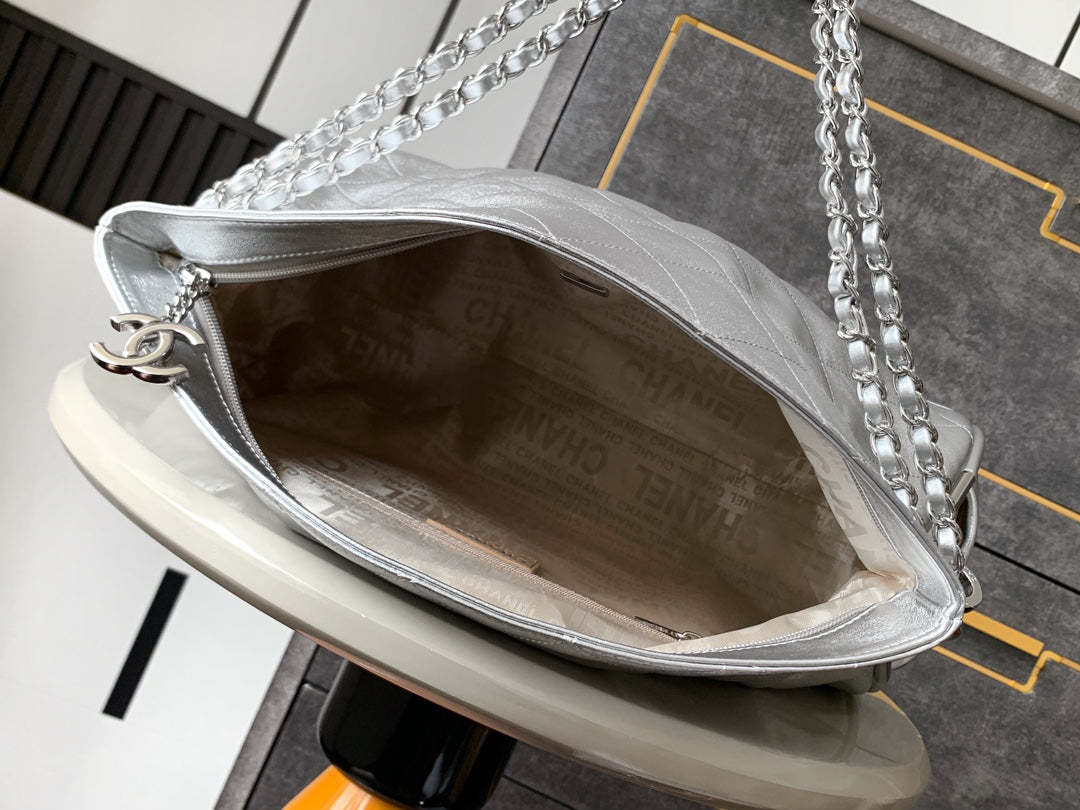 Sac Hobo Vintage CC 40 cm en cuir d'agneau métallisé argenté et accessoires argentés