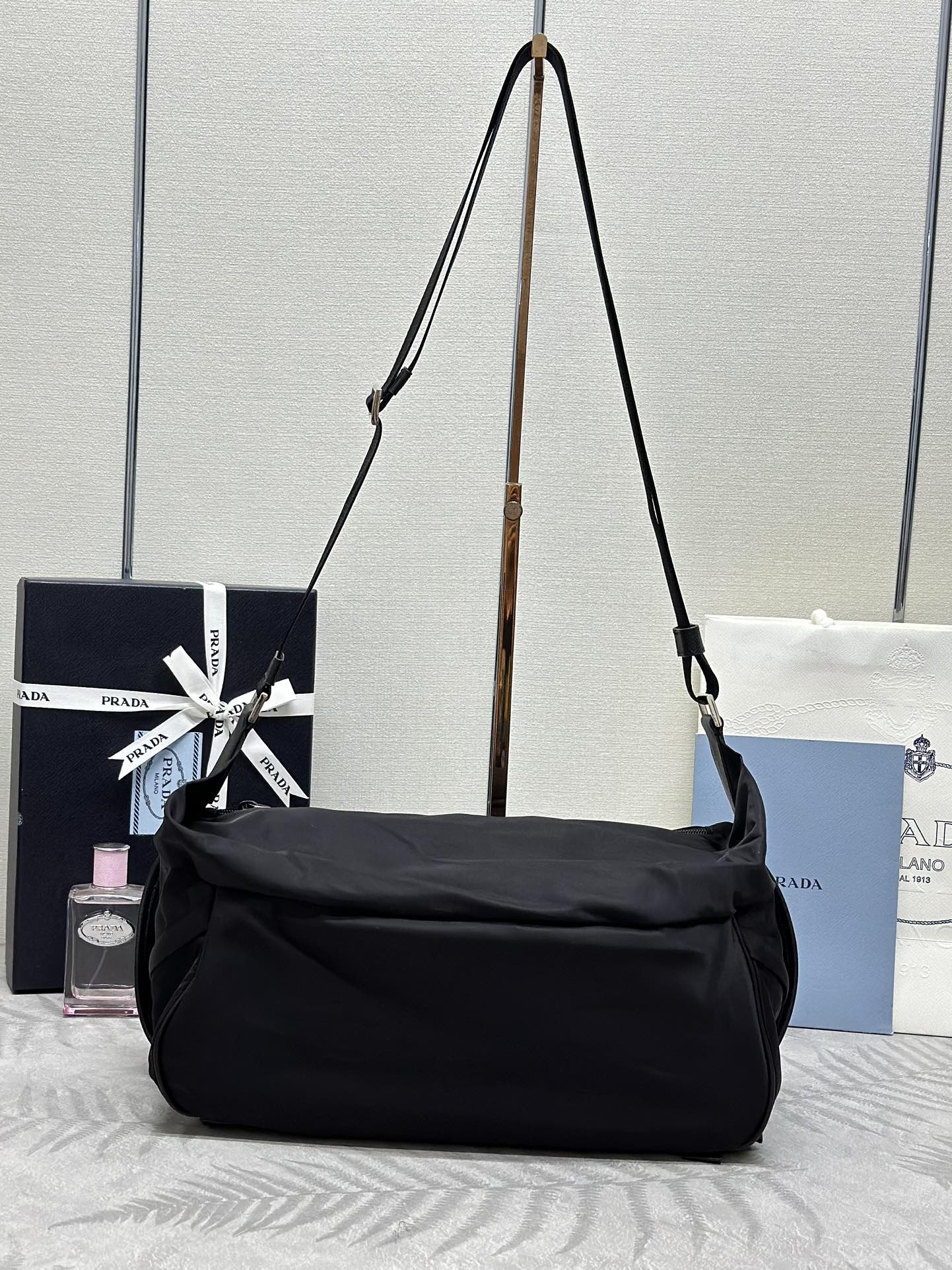 BOLSO DE HOMBRO 32 EN RE-NYLON NEGRO CON LOGO TRIANGULO