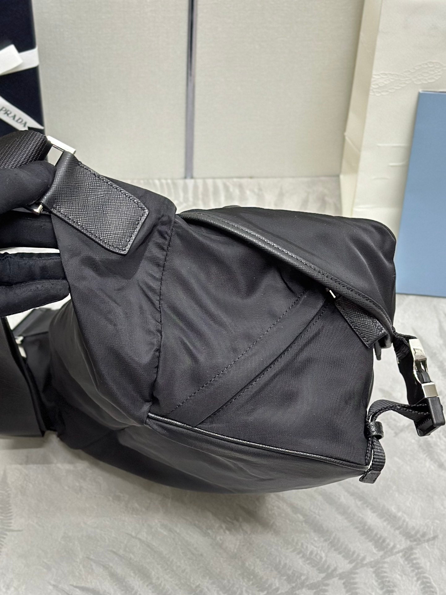 BOLSO DE HOMBRO 32 EN RE-NYLON NEGRO CON LOGO TRIANGULO