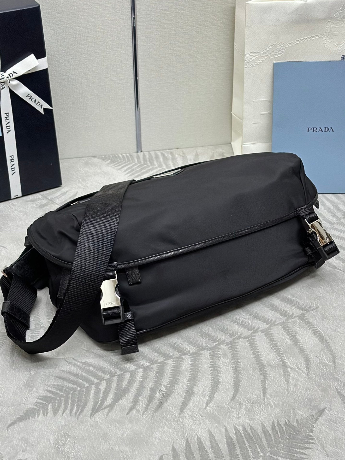 BOLSO DE HOMBRO 32 EN RE-NYLON NEGRO CON LOGO TRIANGULO