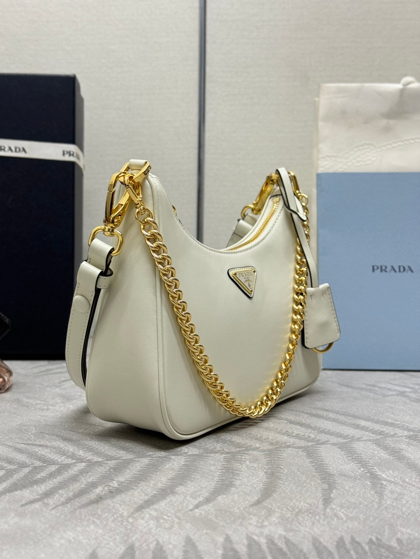 BOLSO HOBO 23 EN PIEL DE CORDERO NAPPA BLANCA CADENA DORADA