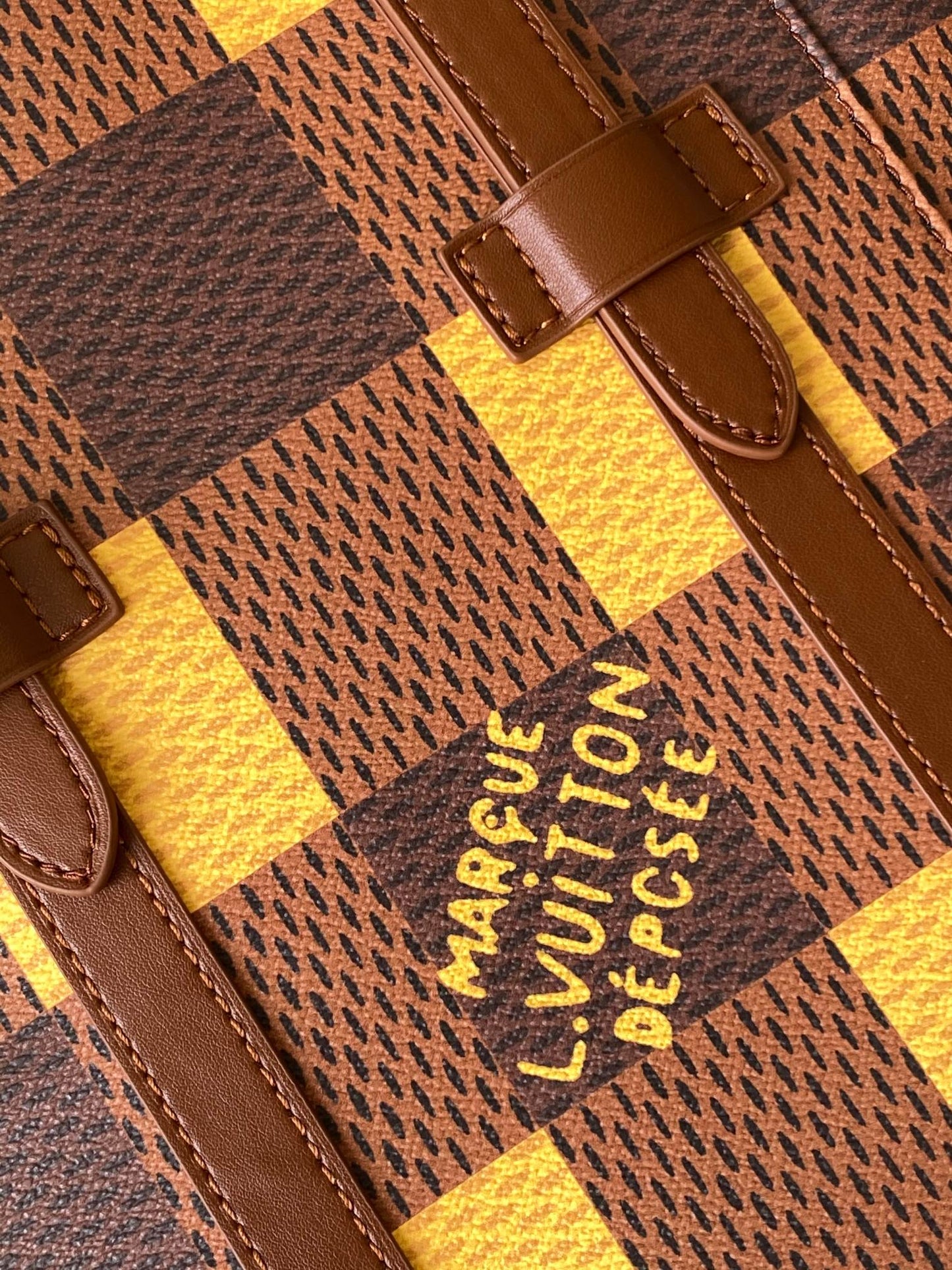 SAC À DOS CHRISTOPHER 48 EN TOILE DAMIER MARRON JAUNE