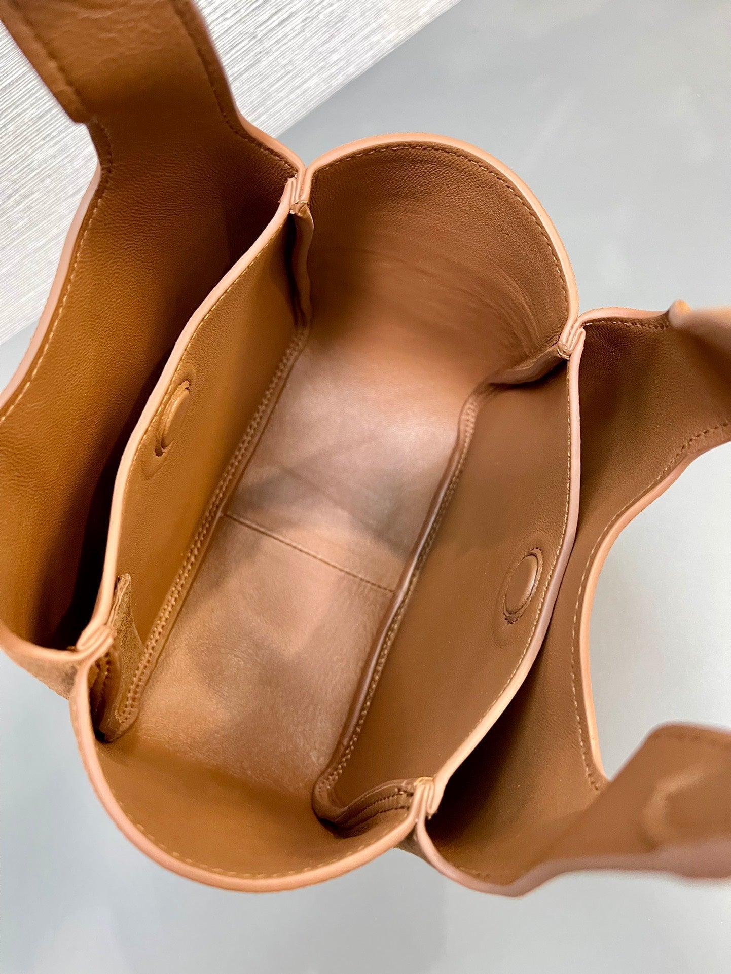 MINI BOLSO TOTE 18 EN ANTE ROJO MARRÓN LOGO DORADO