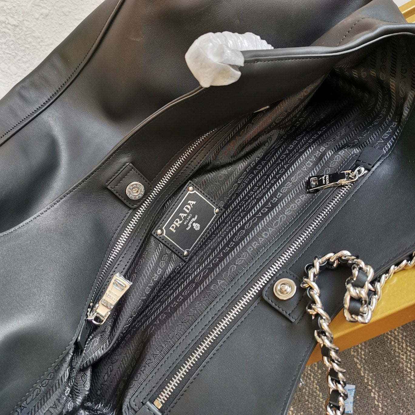 BOLSO DE CADENA 39 PIEL DE BECERRO NEGRA SUAVE HERRAJES PLATEADOS