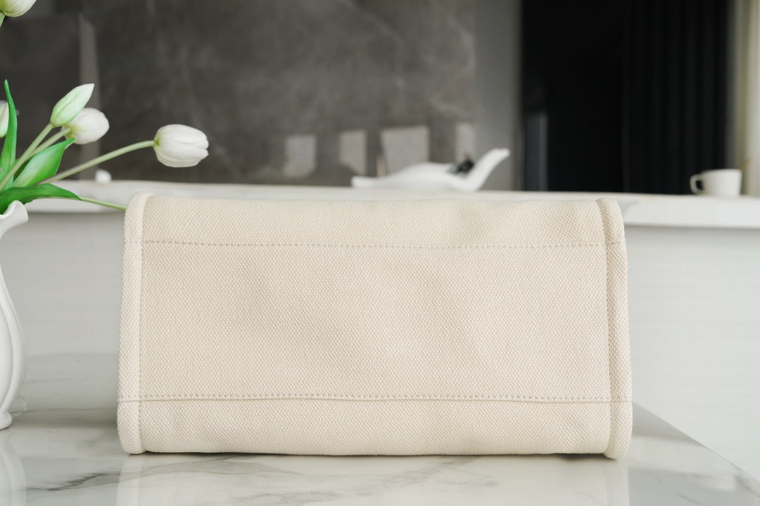 BOLSO TOTE 39 CON LOGOTIPO DE PERLA ADJUNTO EN LONA BEIGE Y HERRAJES DORADOS