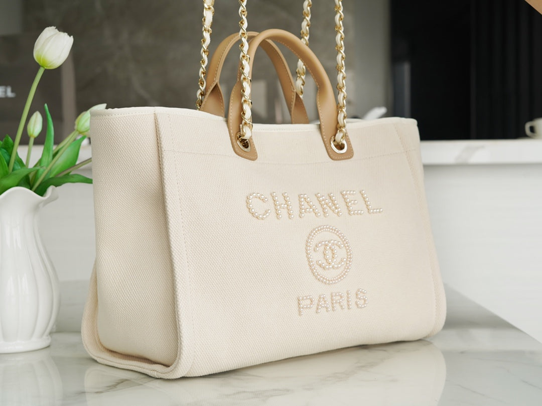 BOLSO TOTE 39 CON LOGOTIPO DE PERLA ADJUNTO EN LONA BEIGE Y HERRAJES DORADOS