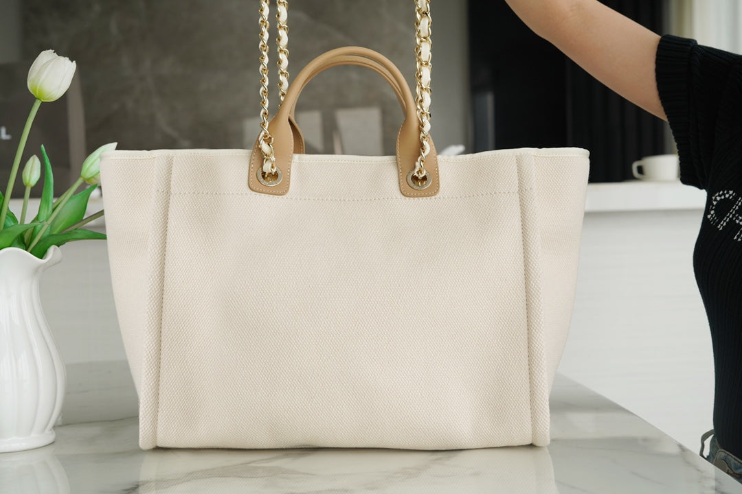 BOLSO TOTE 39 CON LOGOTIPO DE PERLA ADJUNTO EN LONA BEIGE Y HERRAJES DORADOS