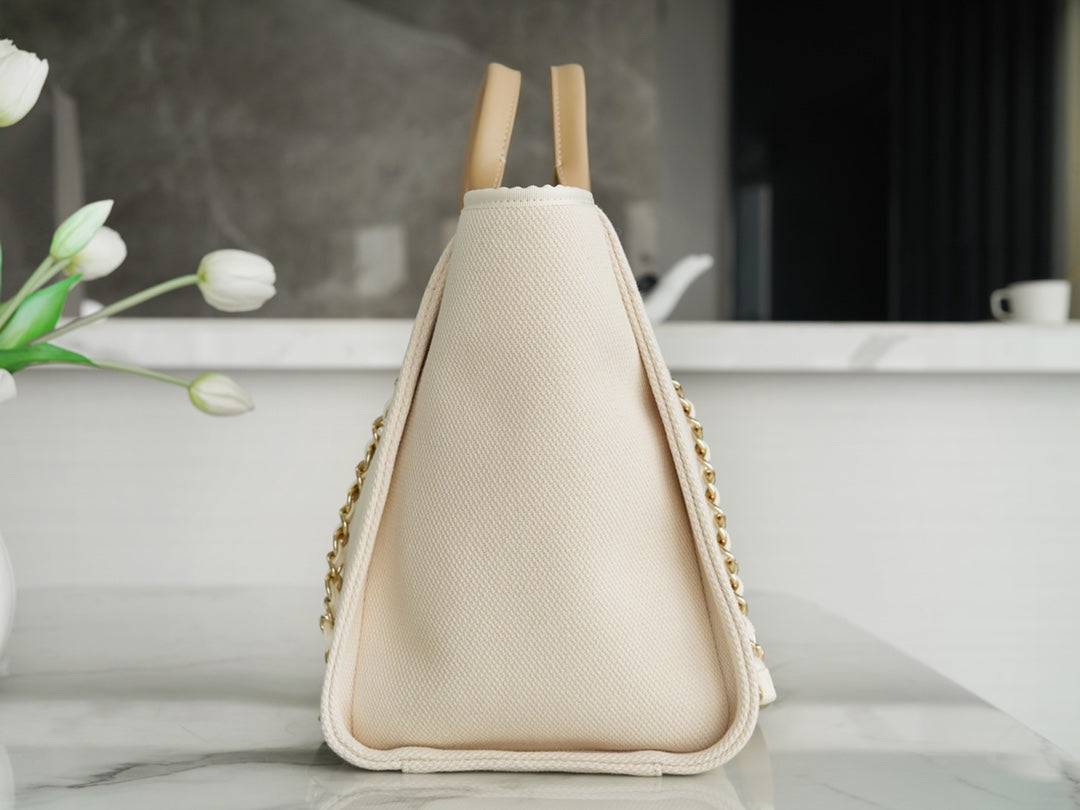 BOLSO TOTE 39 CON LOGOTIPO DE PERLA ADJUNTO EN LONA BEIGE Y HERRAJES DORADOS