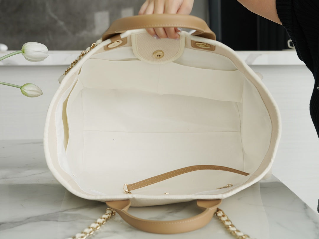 BOLSO TOTE 39 CON LOGOTIPO DE PERLA ADJUNTO EN LONA BEIGE Y HERRAJES DORADOS