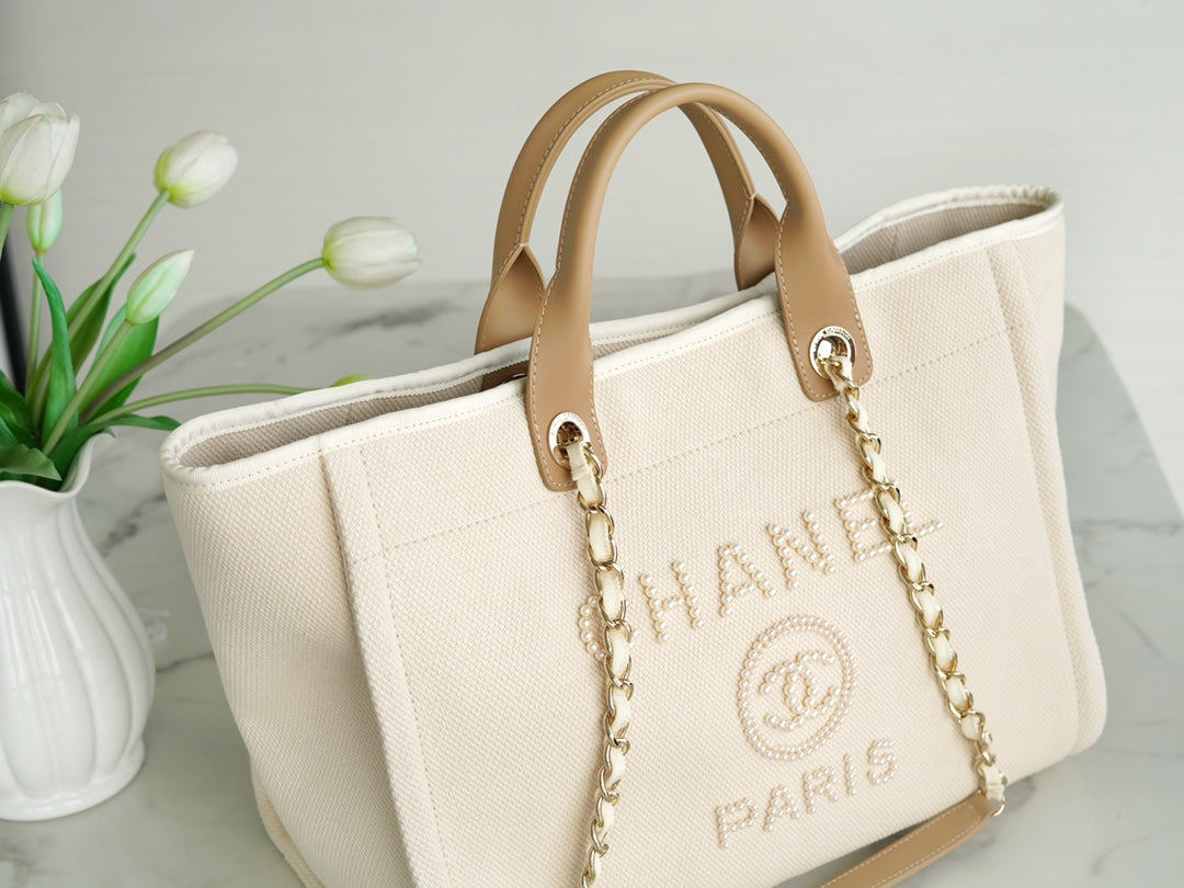 BOLSO TOTE 39 CON LOGOTIPO DE PERLA ADJUNTO EN LONA BEIGE Y HERRAJES DORADOS
