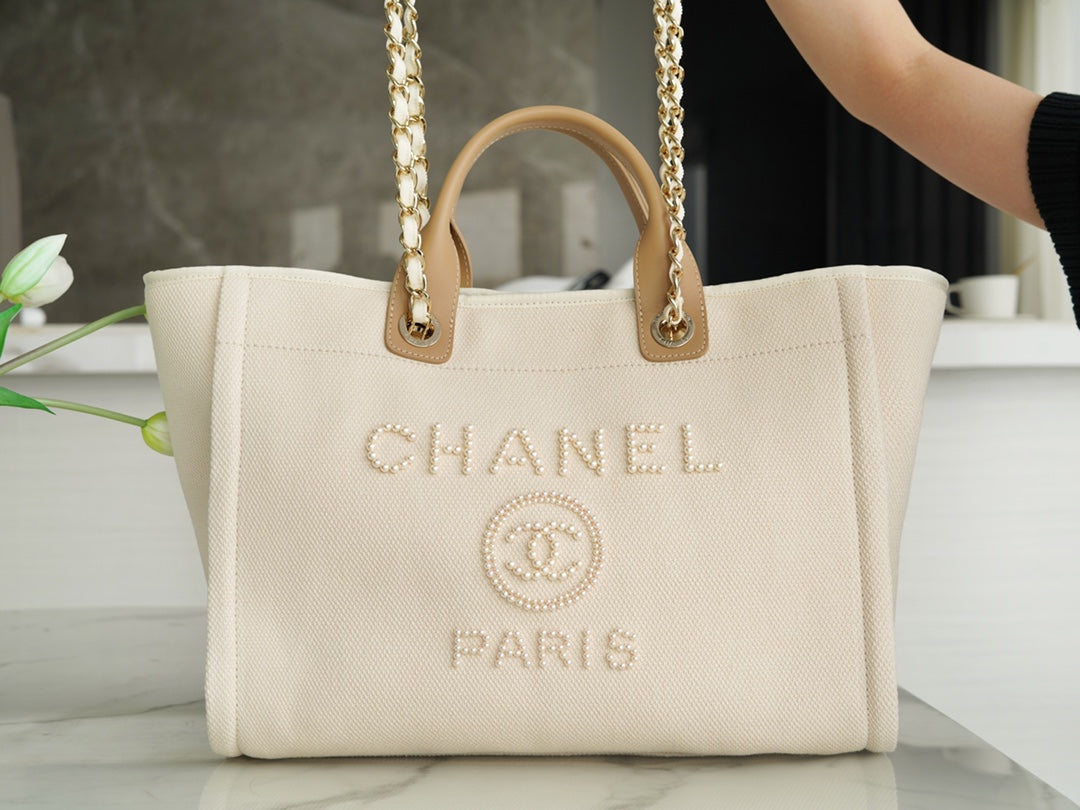BOLSO TOTE 39 CON LOGOTIPO DE PERLA ADJUNTO EN LONA BEIGE Y HERRAJES DORADOS