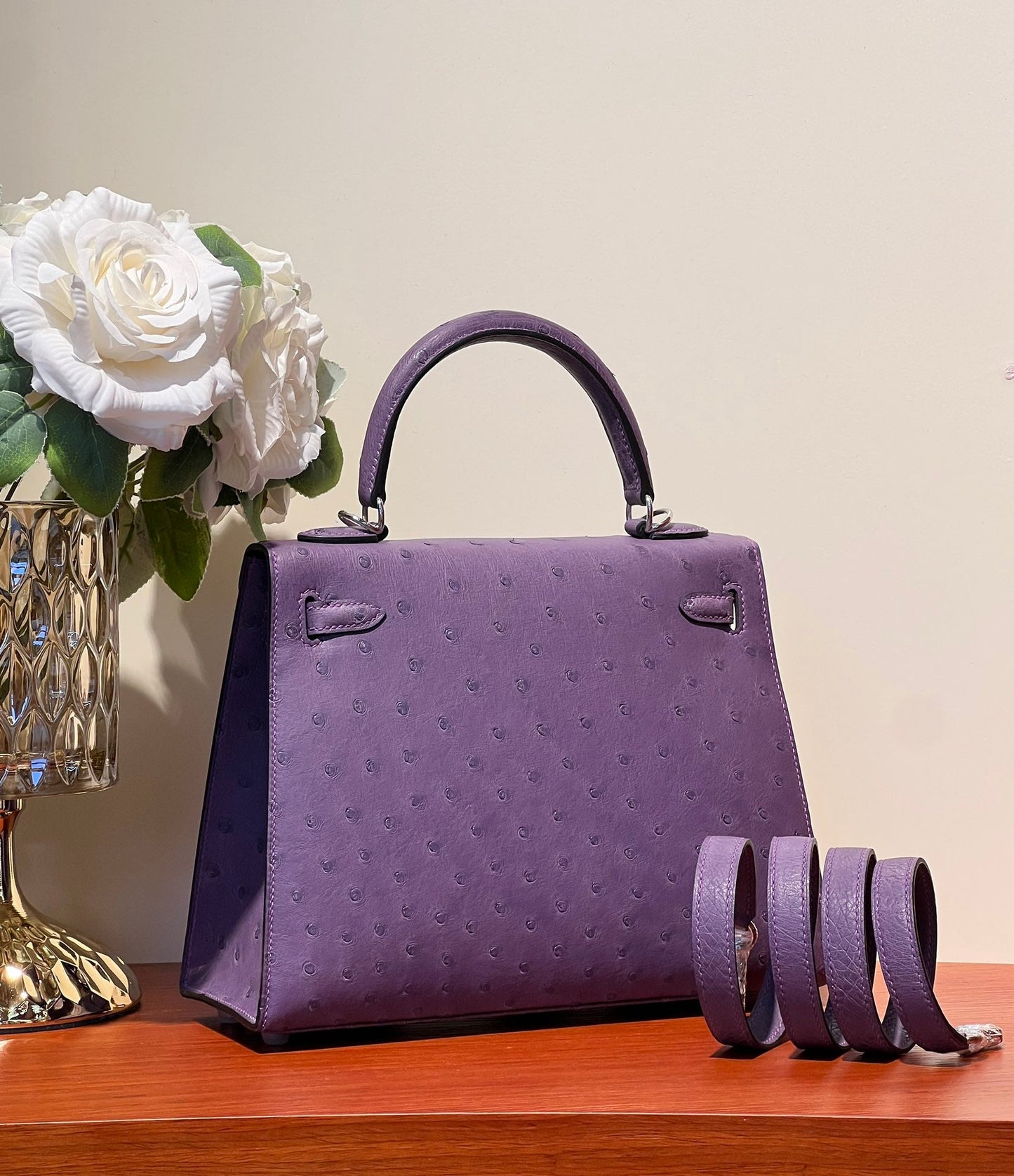 SAC KELLY SELLIER 25 EN CUIR D'AUTRUCHE VIOLET ROYAL AVEC QUINCAILLERIE ARGENTÉE (FABRIQUÉ SUR COMMANDE)