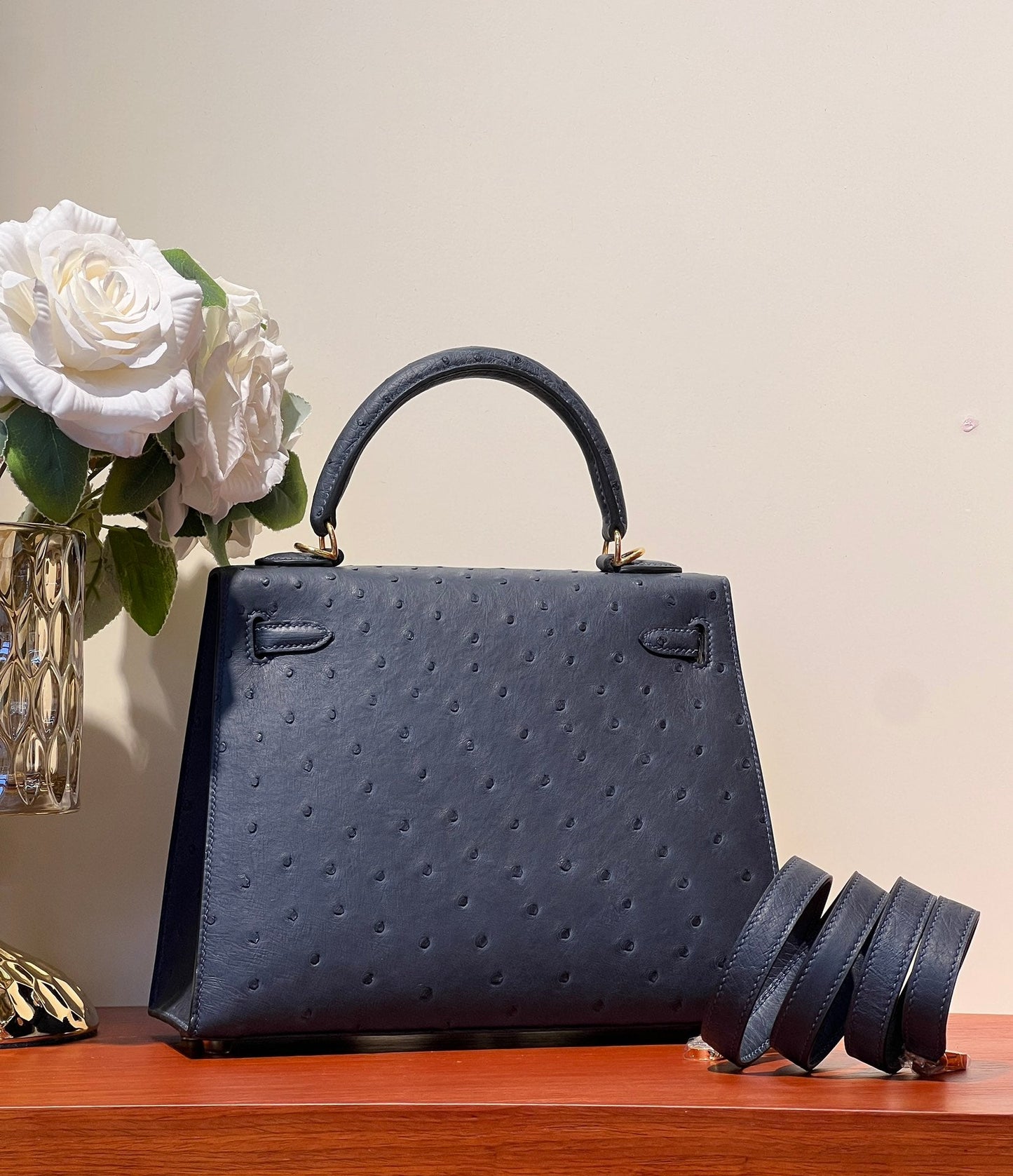 SAC KELLY SELLIER 25 EN CUIR D'AUTRUCHE BLEU DE PRUSSE AVEC QUINCAILLERIE DORÉ (FABRIQUÉ SUR COMMANDE)