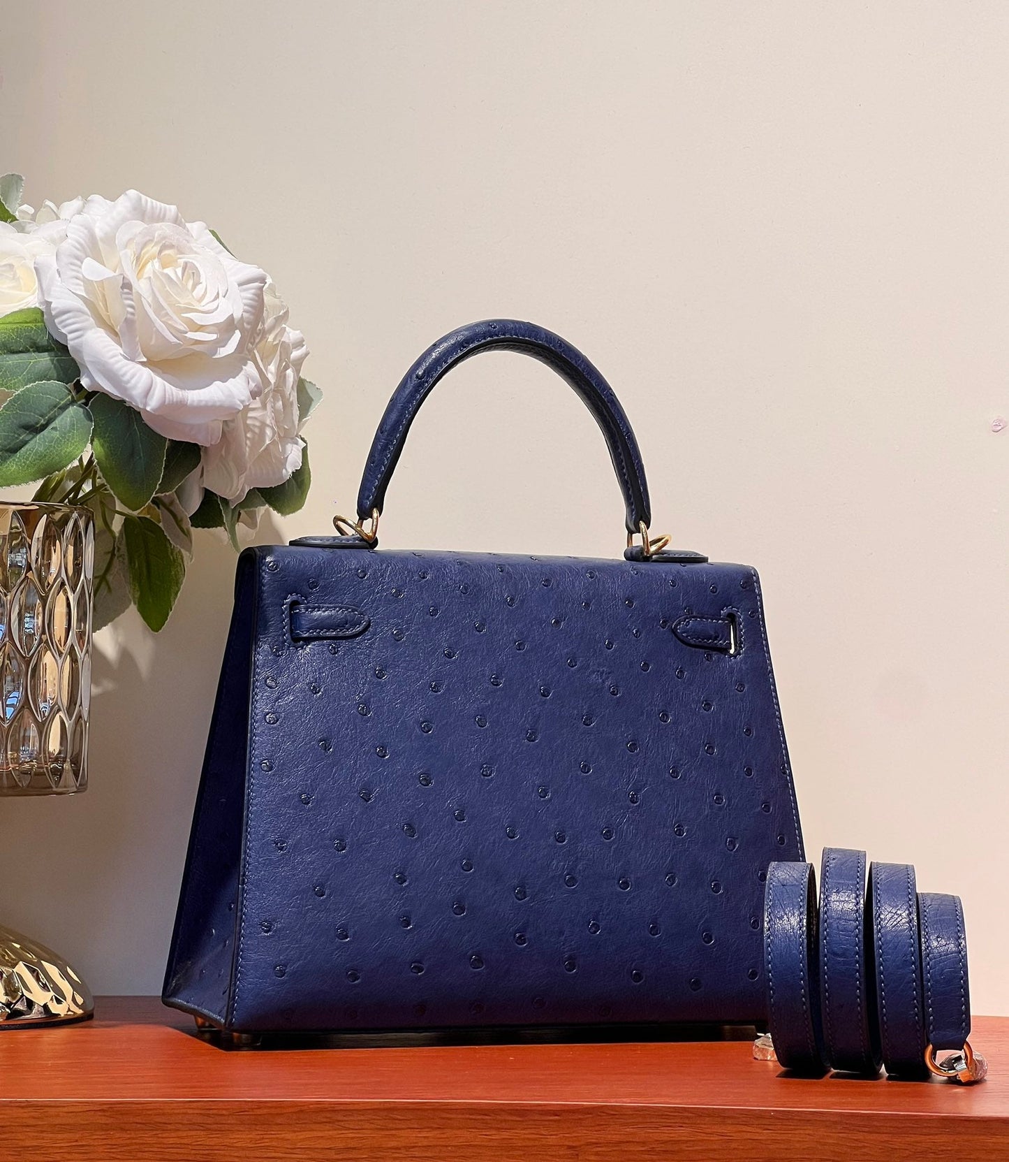 SAC KELLY SELLIER 25 EN CUIR D'AUTRUCHE BLEU MARINE AVEC QUINCAILLERIE DORÉ (FABRIQUÉ SUR COMMANDE)