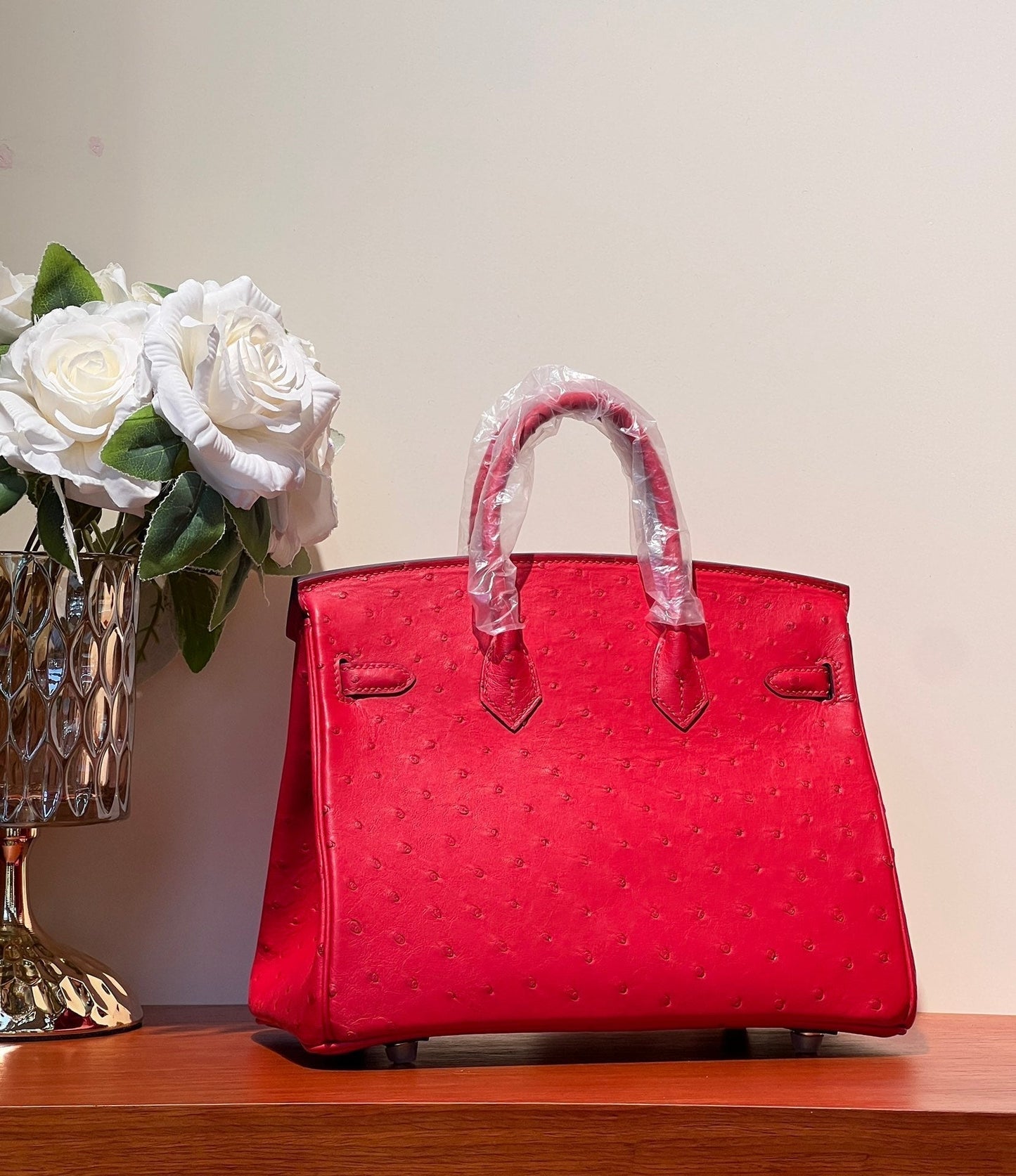 SAC KELLY SELLIER 25 EN CUIR D'AUTRUCHE ROUGE CLASSIQUE AVEC QUINCAILLERIE DORÉ (FABRIQUÉ SUR COMMANDE)