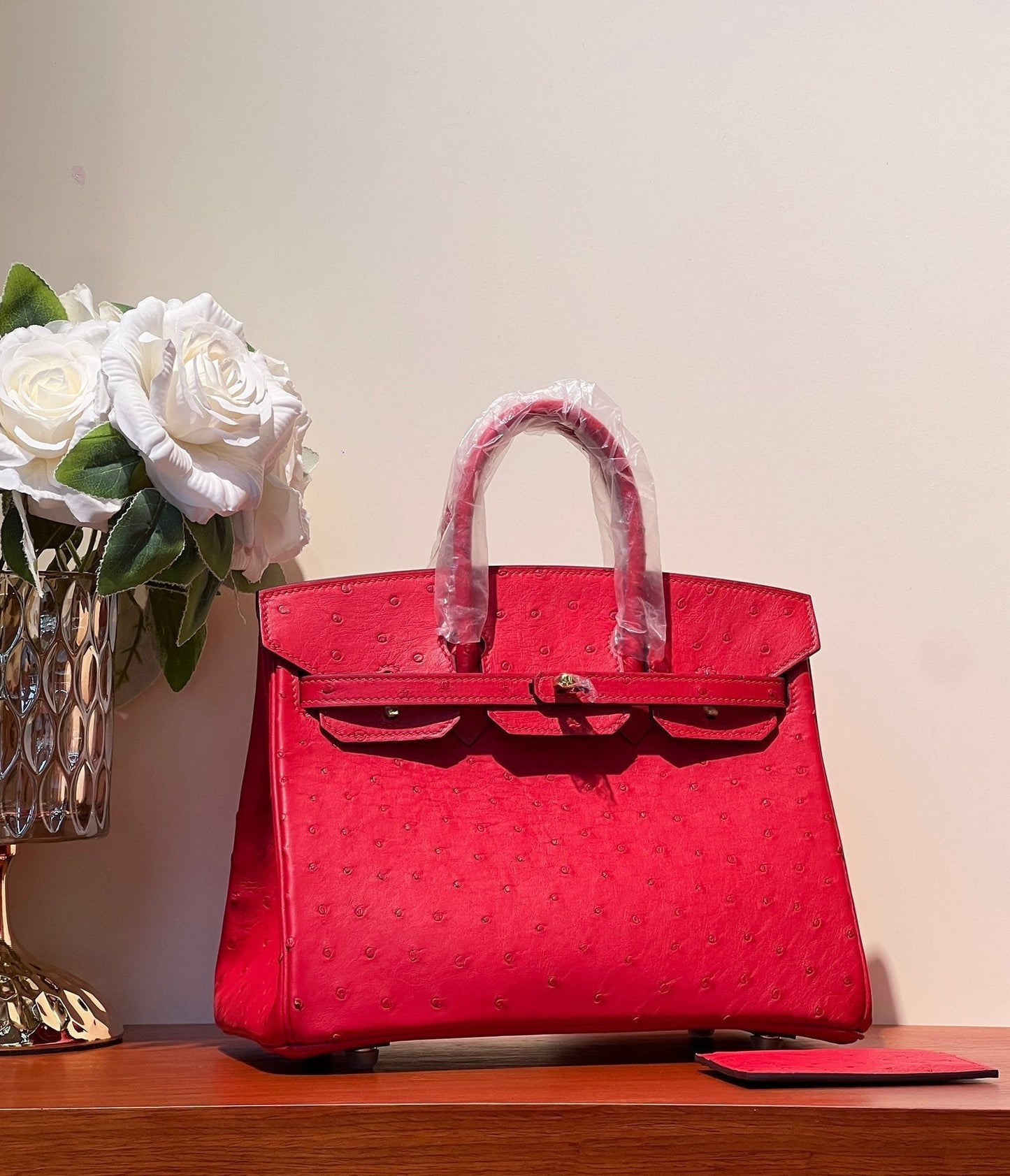 SAC KELLY SELLIER 25 EN CUIR D'AUTRUCHE ROUGE CLASSIQUE AVEC QUINCAILLERIE DORÉ (FABRIQUÉ SUR COMMANDE)