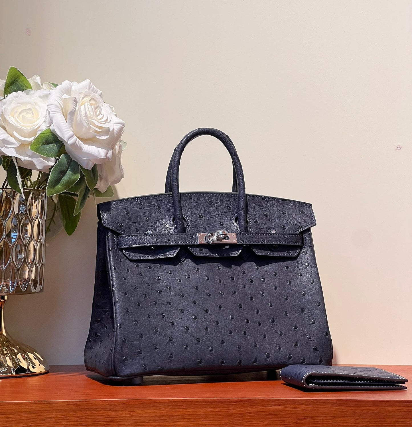 SAC KELLY SELLIER 25 EN CUIR D'AUTRUCHE BLEU SPACE AVEC QUINCAILLERIE ARGENTÉE (FABRIQUÉ SUR COMMANDE)