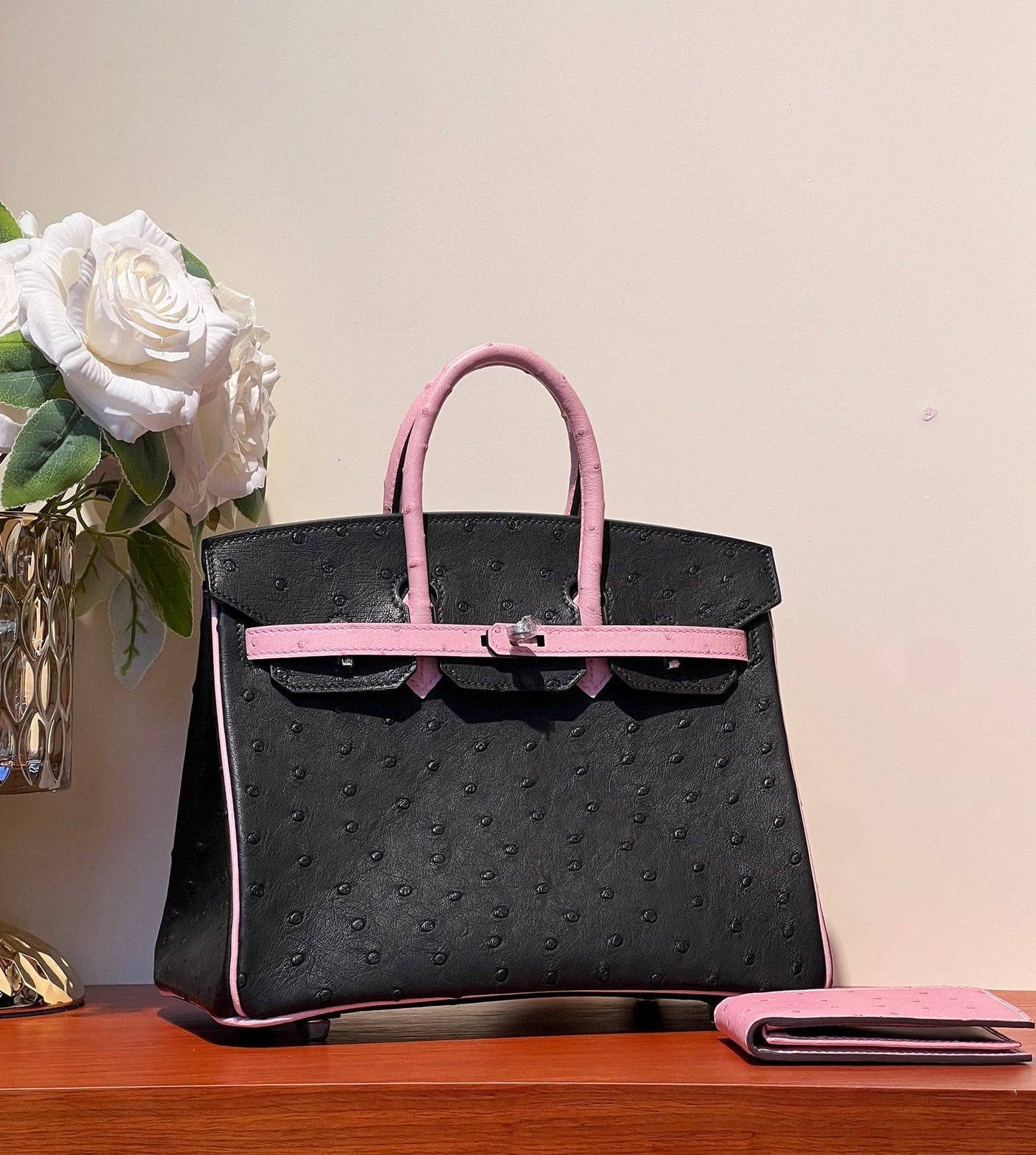 BOLSO KELLY SELLIER 25 EN PIEL DE AVESTRUZ ROSA BEBÉ MEZCLA NEGRO (HECHO BAJO PEDIDO)
