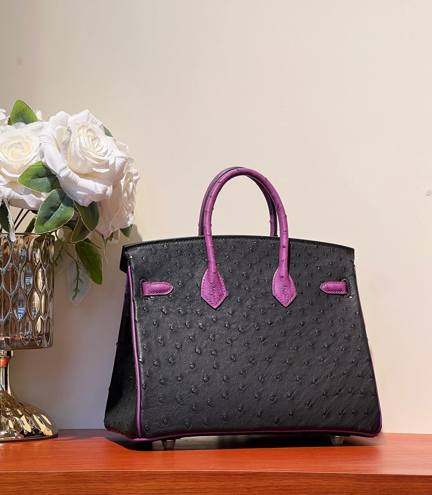 BOLSO KELLY SELLIER 25 EN PIEL DE AVESTRUZ MIXTA NEGRO Y MORADO ORQUÍDEA (HECHO BAJO PEDIDO)