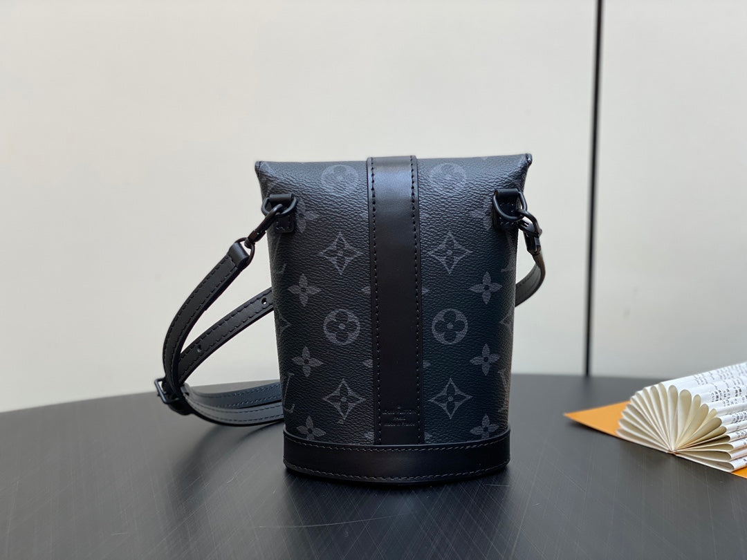 BOLSA DE SOBRE DE 18" EN LONA NEGRA CON MONOGRAMA ECLIPSE