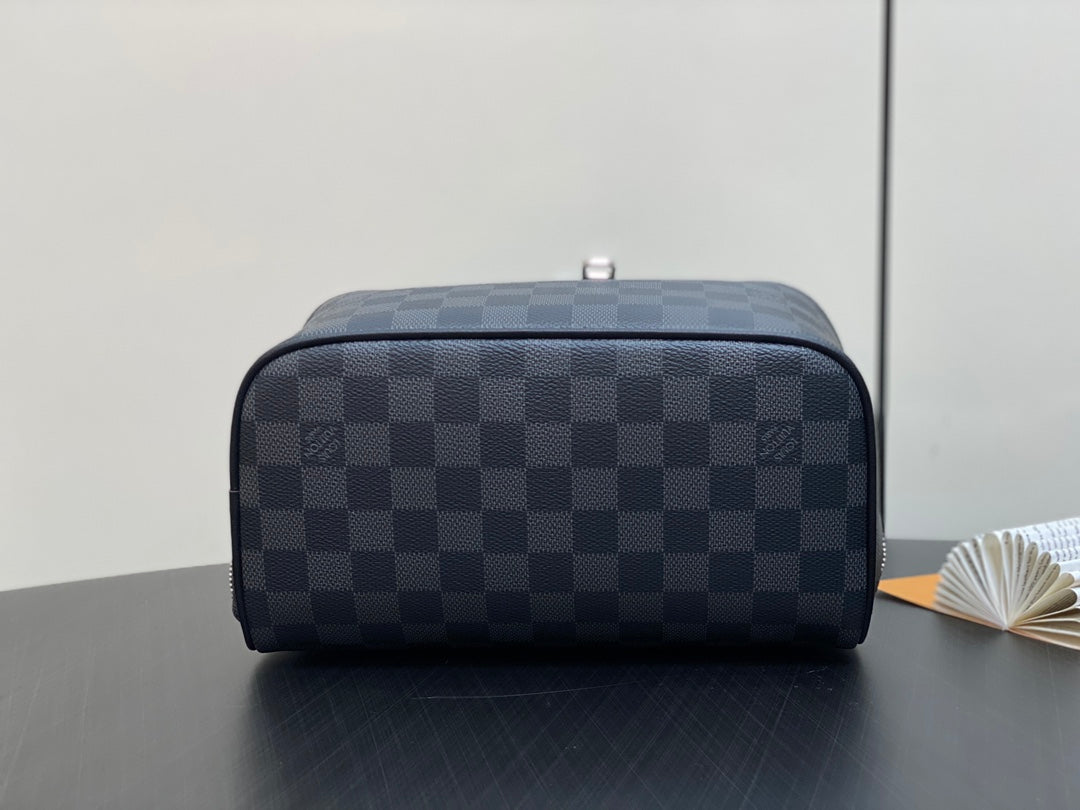 BOLSO DE ASEO 24 EN LONA DAMIER GRAPHITE NEGRA