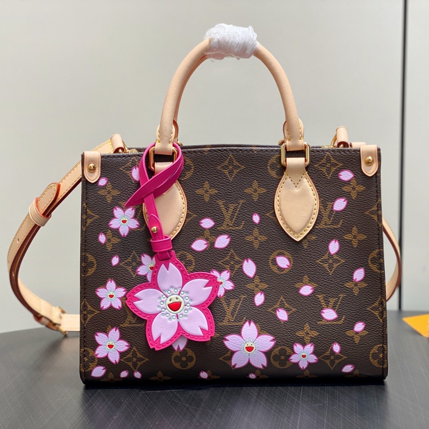 Sac à main LV x TM OnTheGo PM 25 cm en toile monogrammée Sakura Brown Cherry Blossom