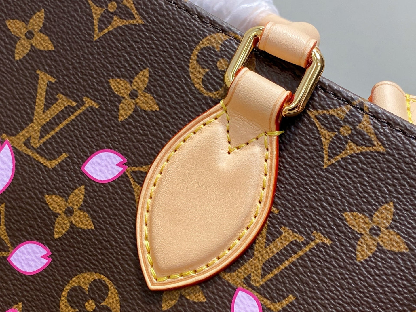 Sac à main LV x TM OnTheGo PM 25 cm en toile monogrammée Sakura Brown Cherry Blossom
