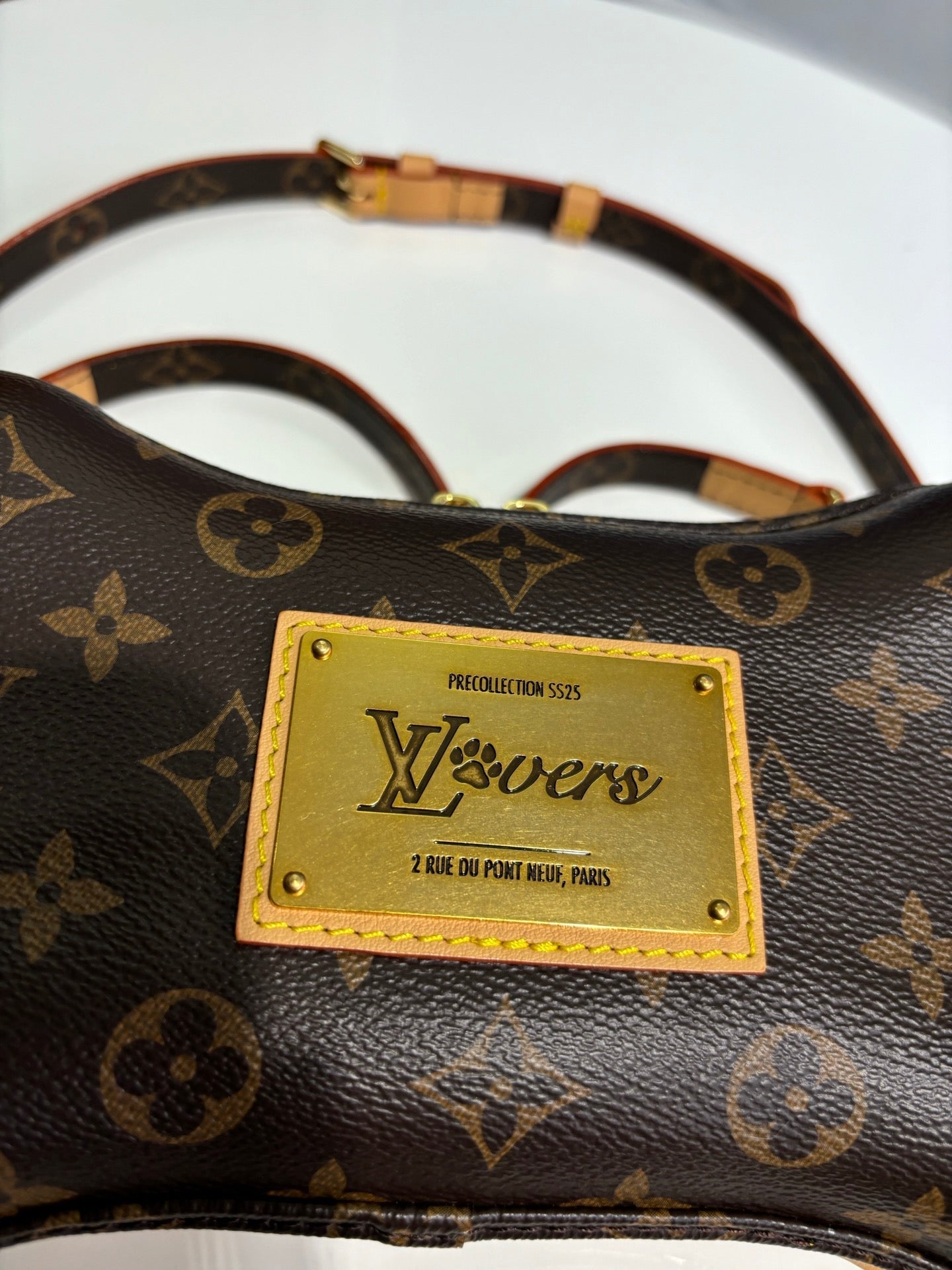 Portefeuille portable LV SS25 Bone 24 cm en toile enduite monogrammée