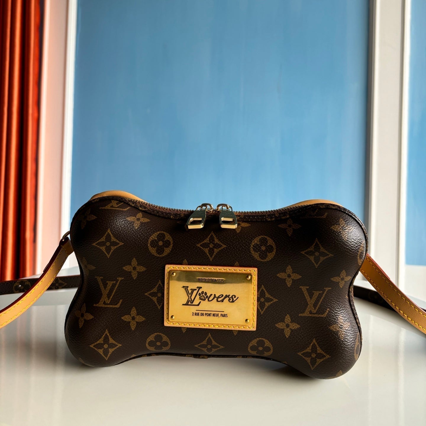 Cartera portátil LV SS25 Bone de 24 cm de lona revestida con monograma