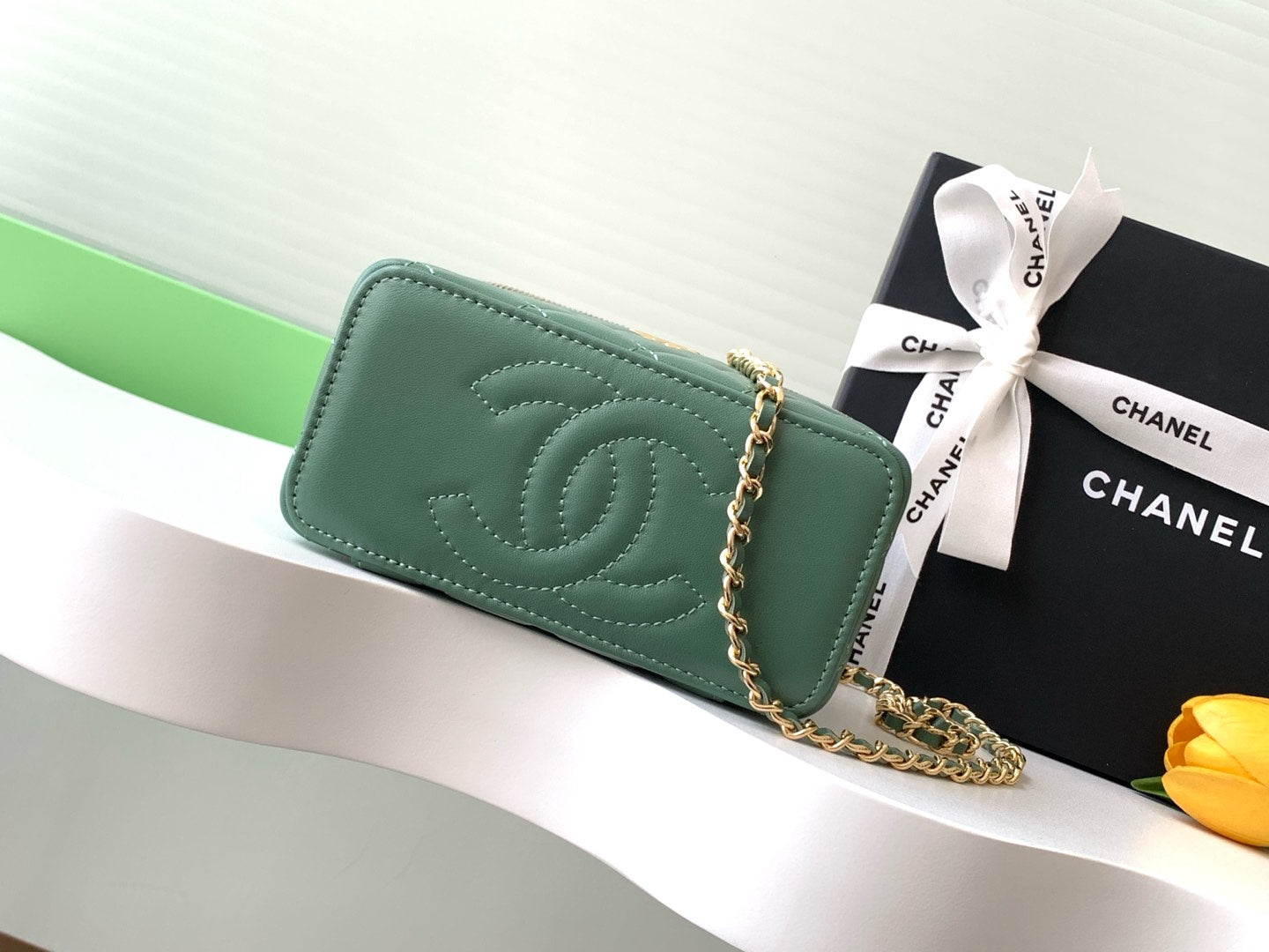 Trousse de toilette CC 17 cm en cuir vert jungle, accessoires dorés 238497