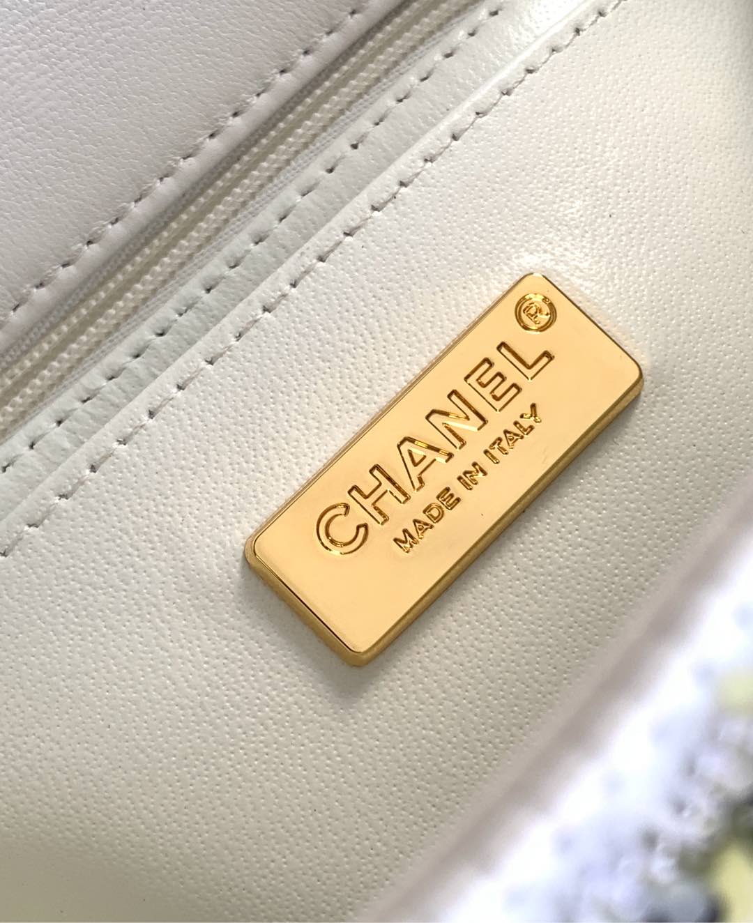 Bolso mini con solapa CC 24S de 21 cm con lentejuelas multicolor y herrajes dorados 238437