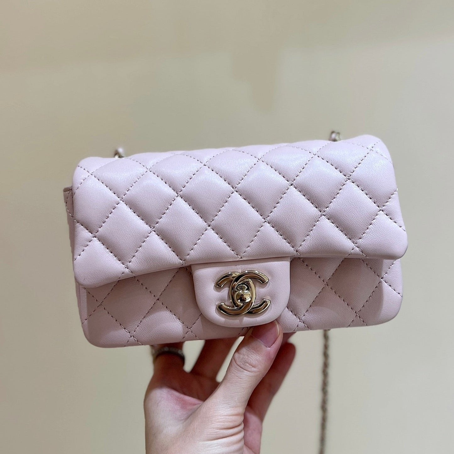 Bolso mini con solapa CC 24K de 18 cm, piel de cordero rosa claro, herrajes dorados