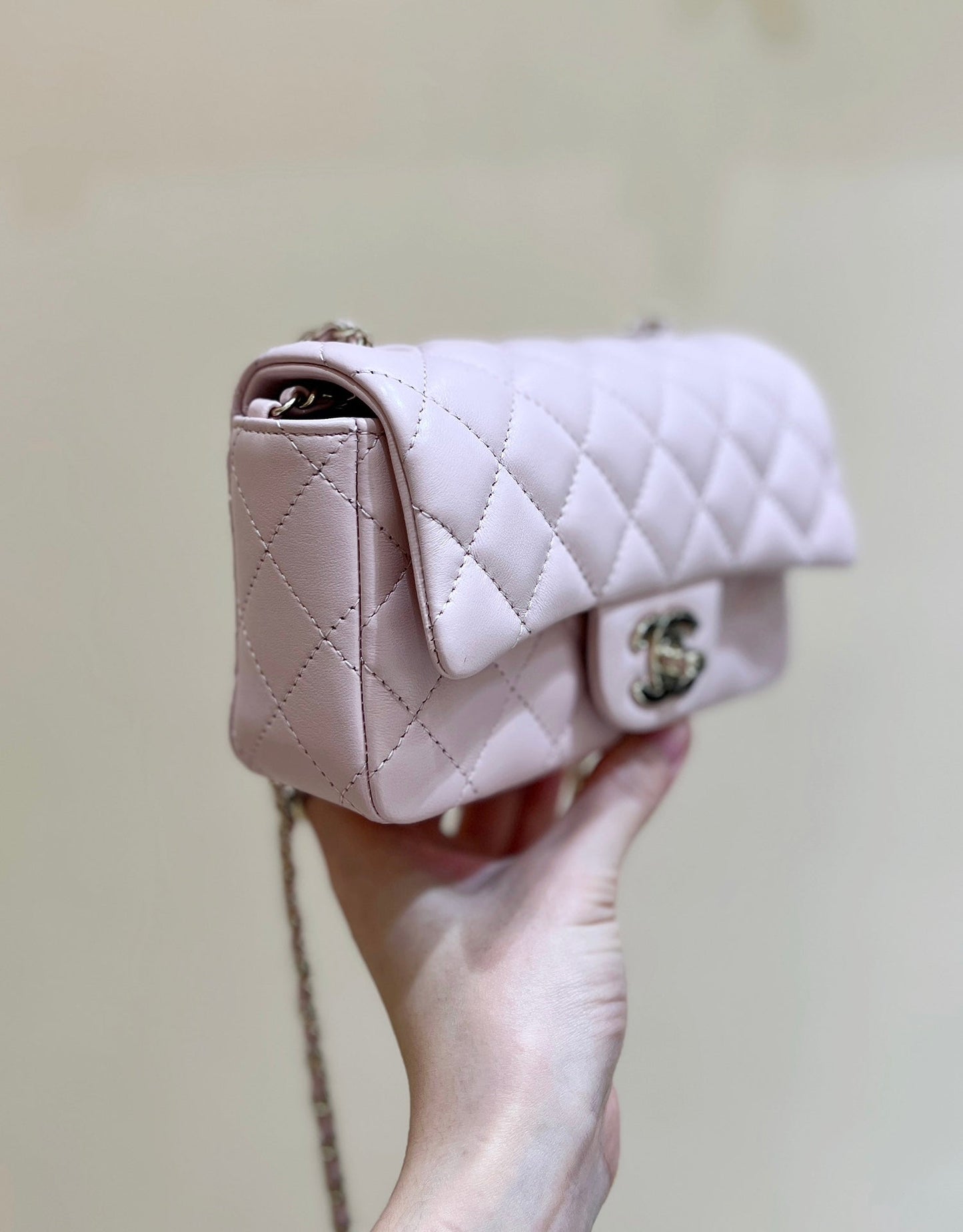 Bolso mini con solapa CC 24K de 18 cm, piel de cordero rosa claro, herrajes dorados