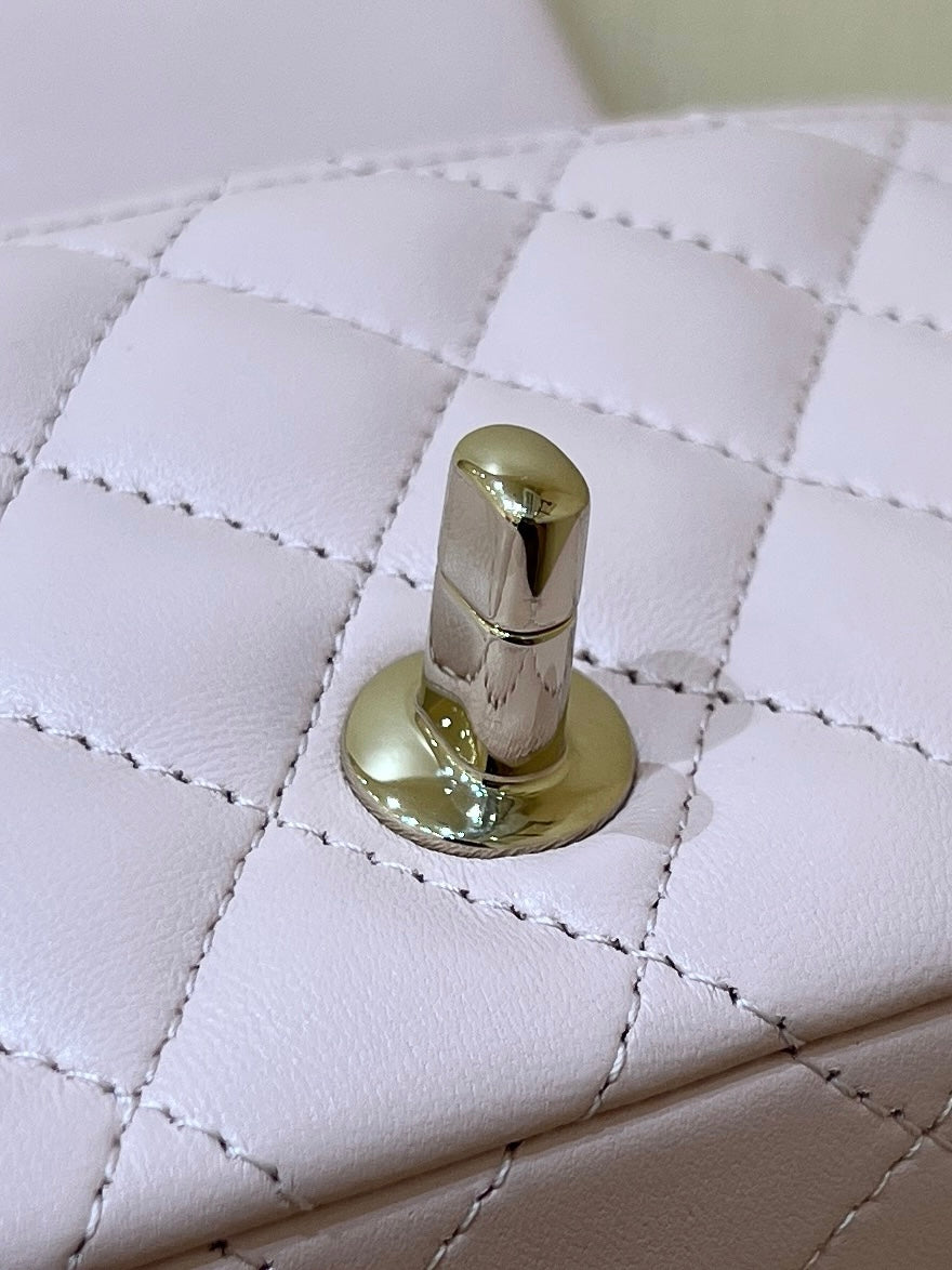 Bolso mini con solapa CC 24K de 18 cm, piel de cordero rosa claro, herrajes dorados