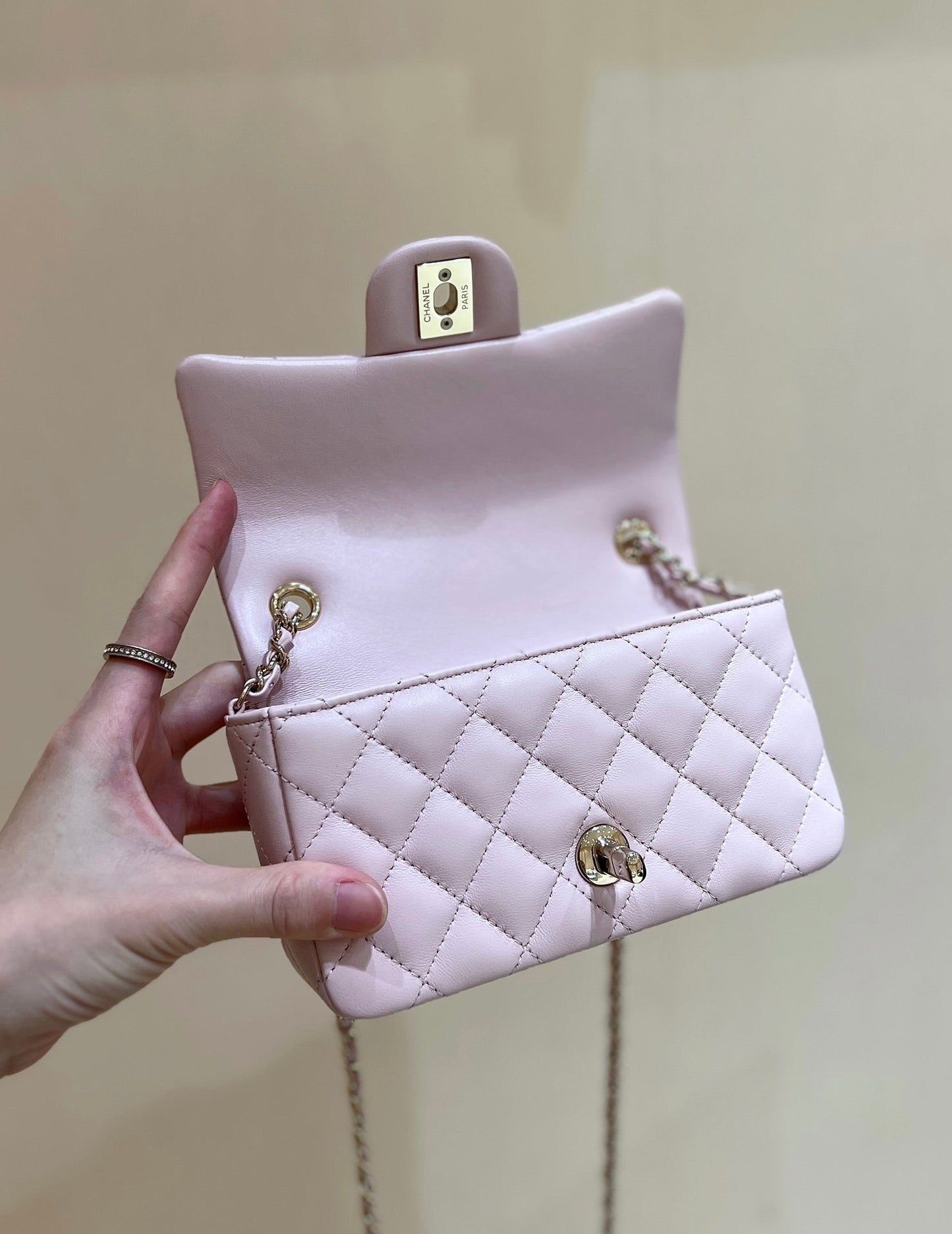 Bolso mini con solapa CC 24K de 18 cm, piel de cordero rosa claro, herrajes dorados