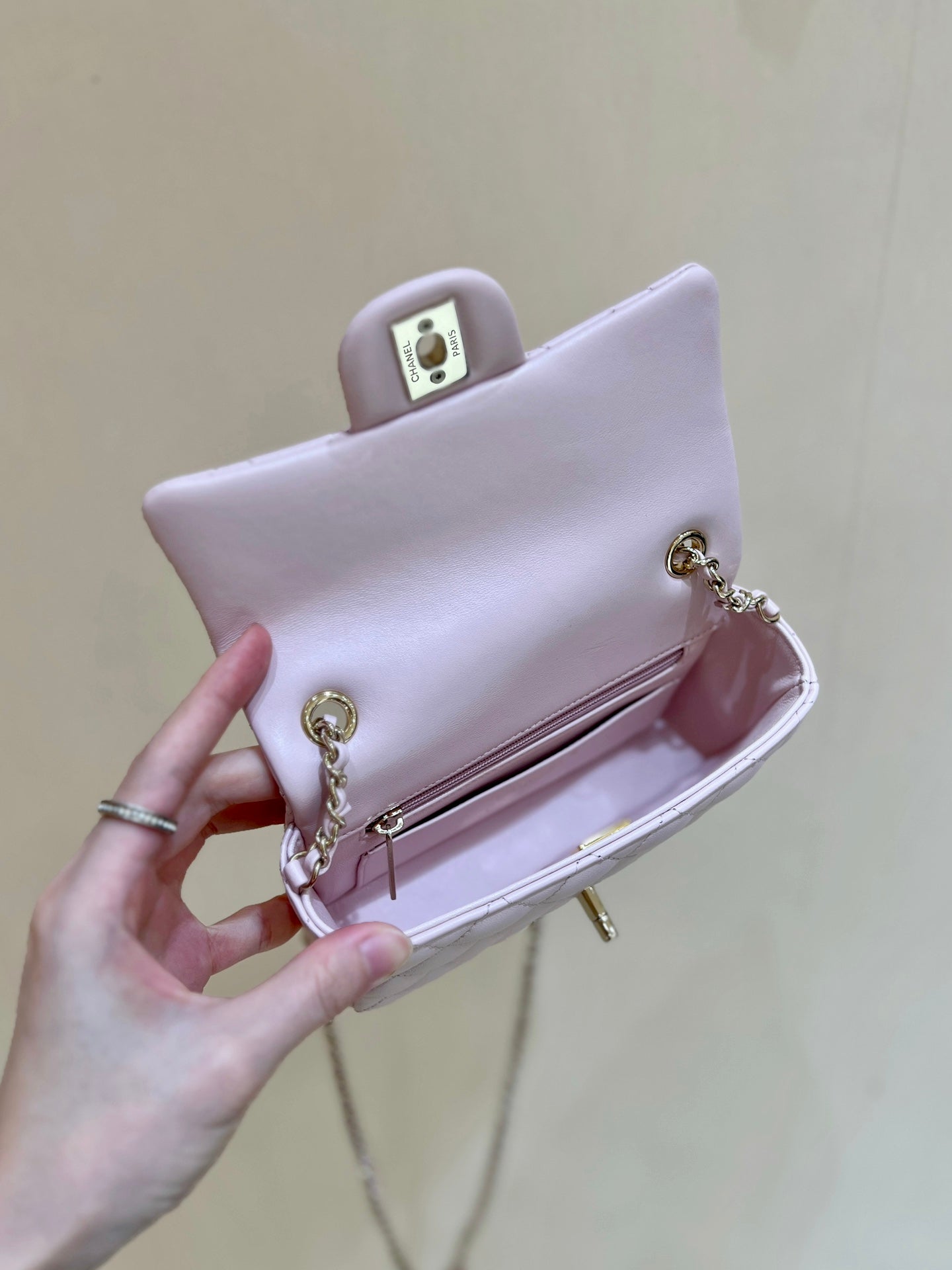 Bolso mini con solapa CC 24K de 18 cm, piel de cordero rosa claro, herrajes dorados