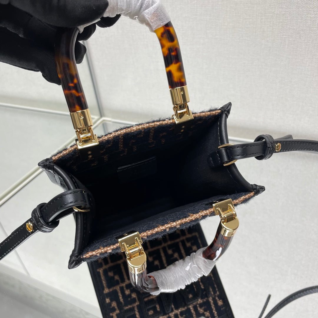 MINI SUNSHINE 18 EN RAFIA MARRÓN Y RIBETE DE PIEL DE BECERRO DE LANA NEGRA